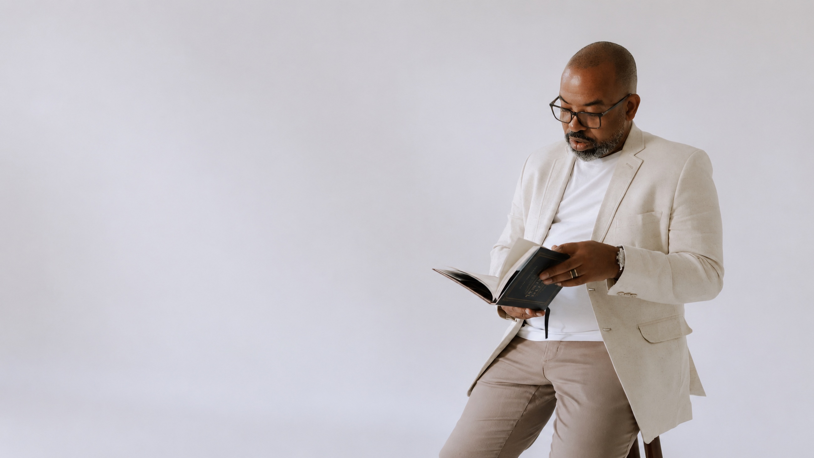 Luiz Arcanjo lendo o livro Por Detrás da Canção