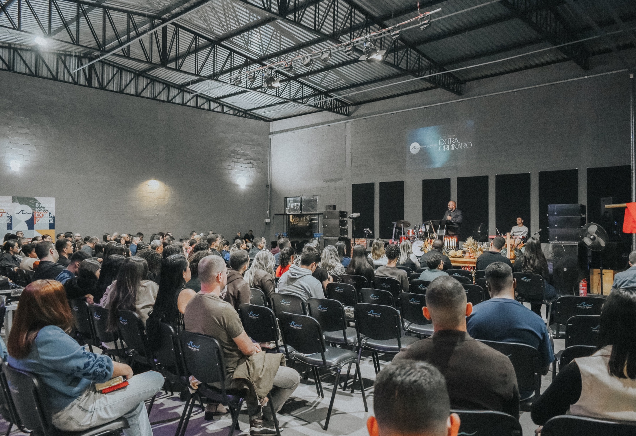 Auditório da Sobre as Águas Church com a comunidade reunida