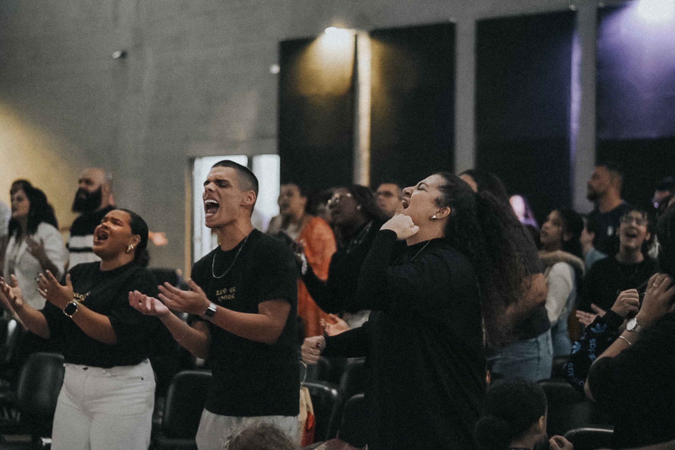 Pessoas em momento de adoração na Sobre as Águas Church