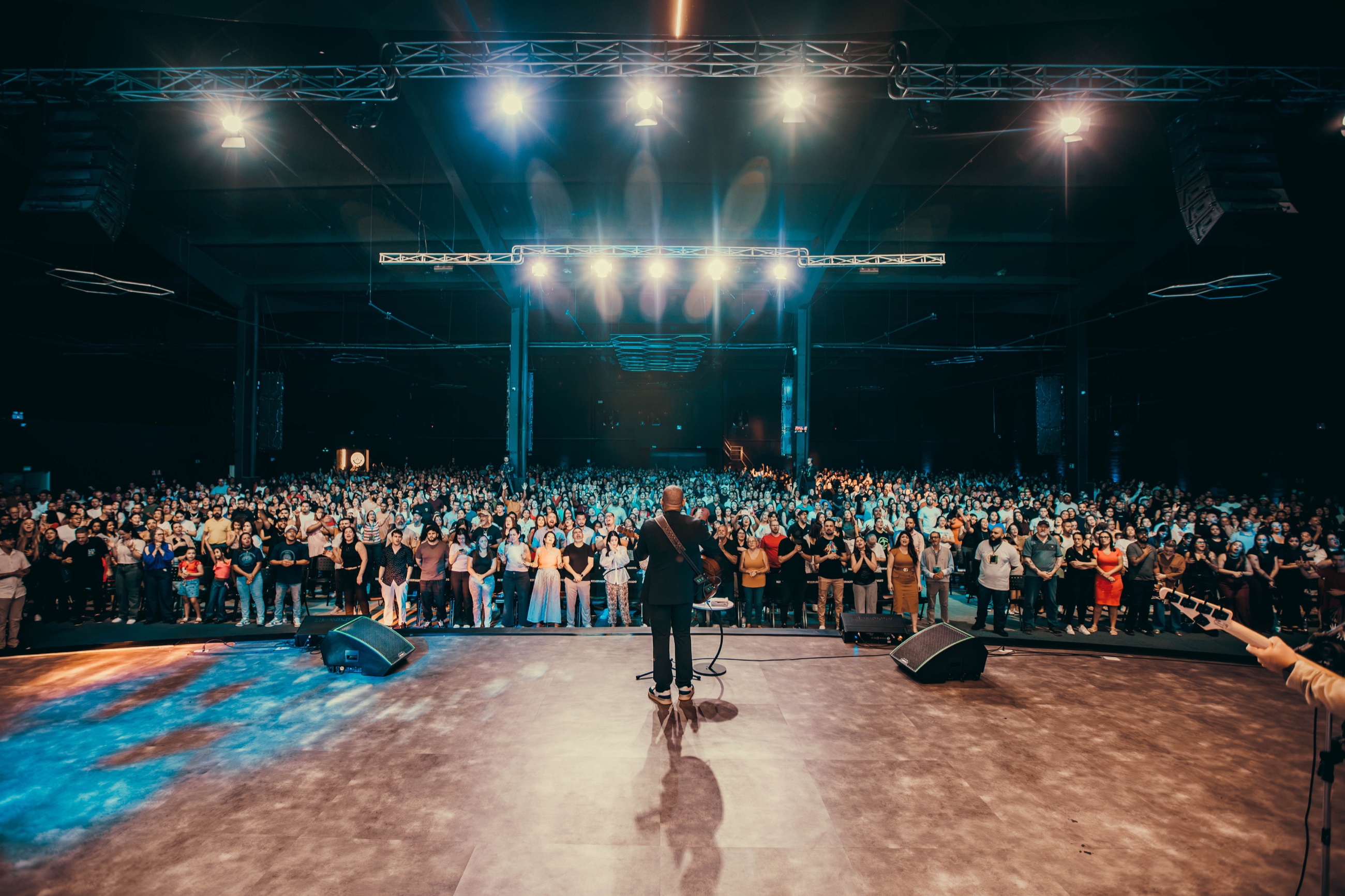 Luiz Arcanjo diante do público em uma apresentação