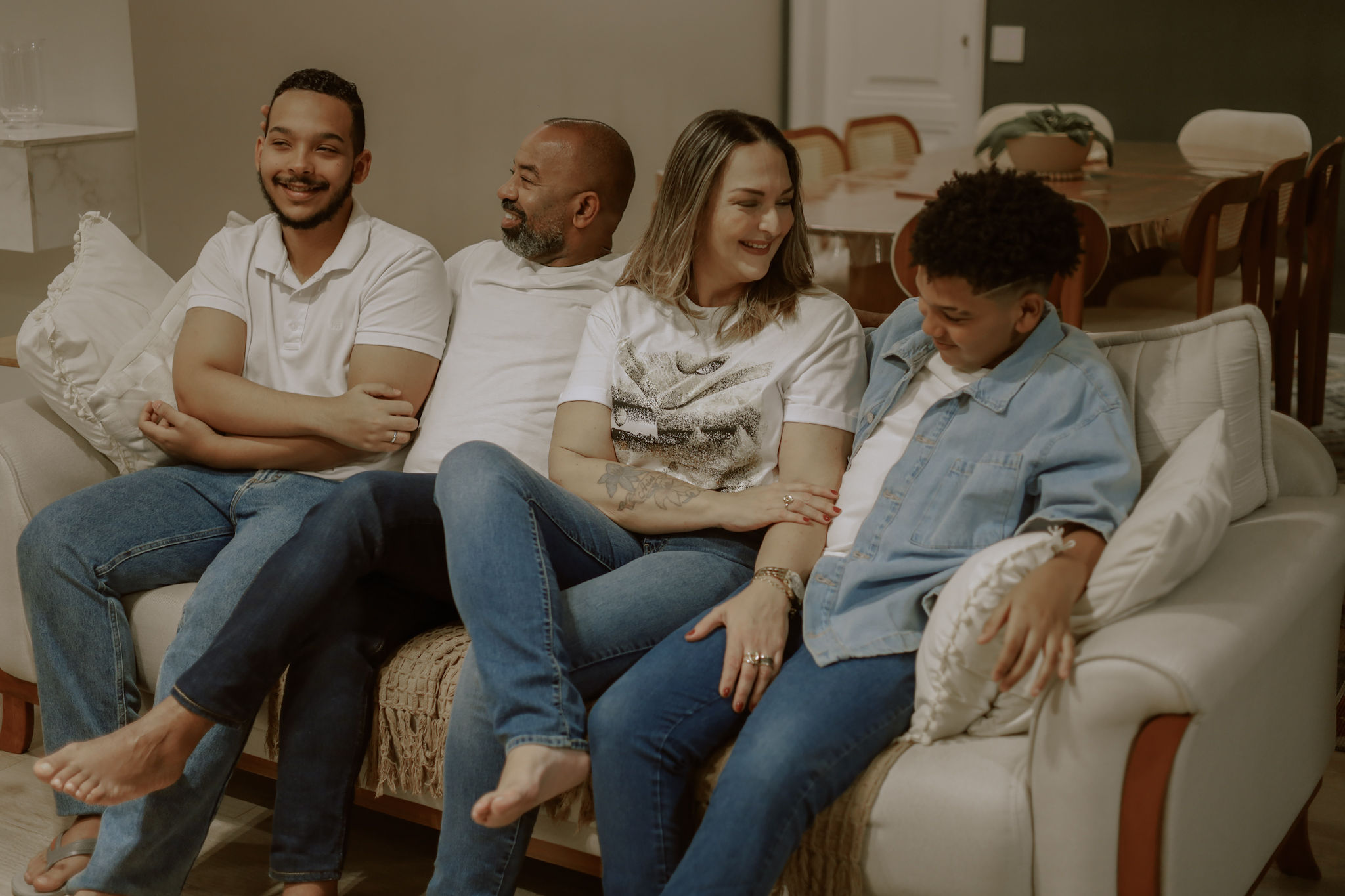 Luiz Arcanjo com Ângela Aló e os filhos reunidos em casa