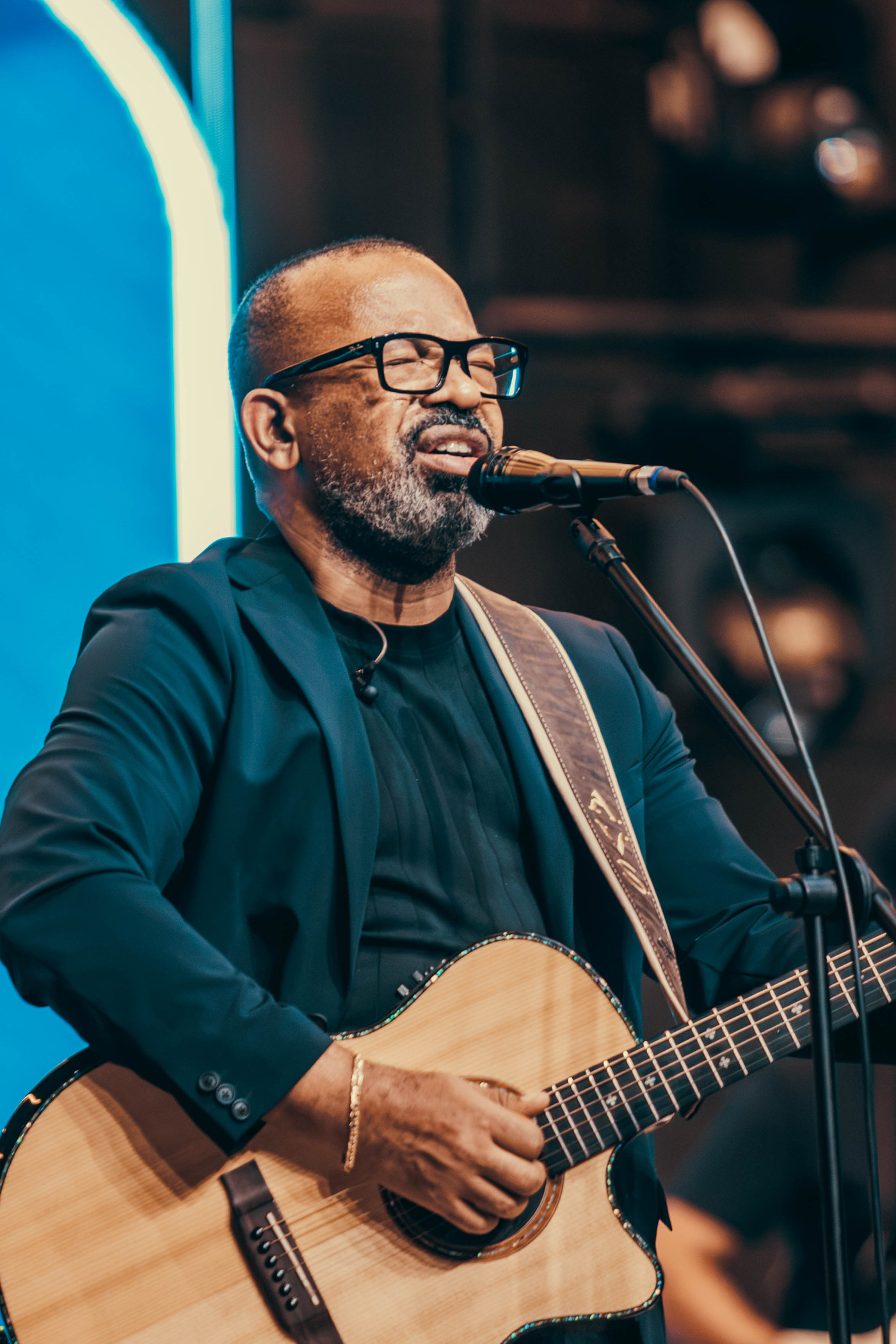 Luiz Arcanjo cantando e tocando violão